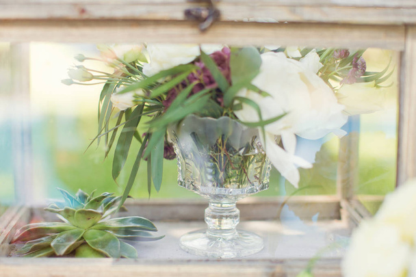flores rosas y blancas en jarrón de cristal
 - Foto, Imagen