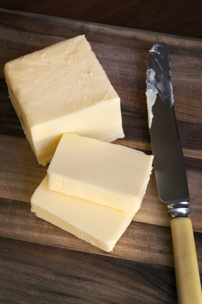 Manteiga na placa de corte
 - Foto, Imagem