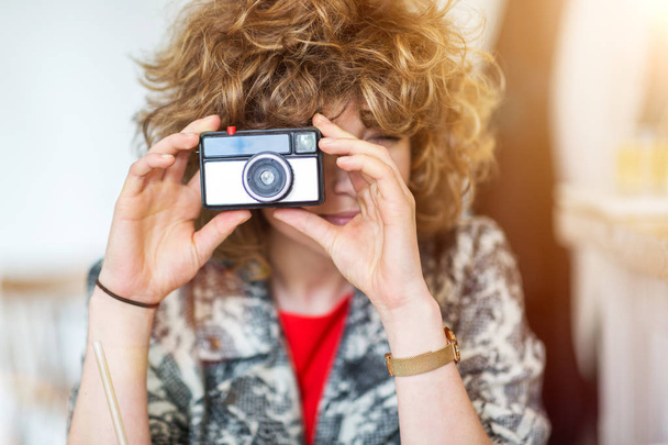 Mulher tirando foto com câmera vintage
 - Foto, Imagem
