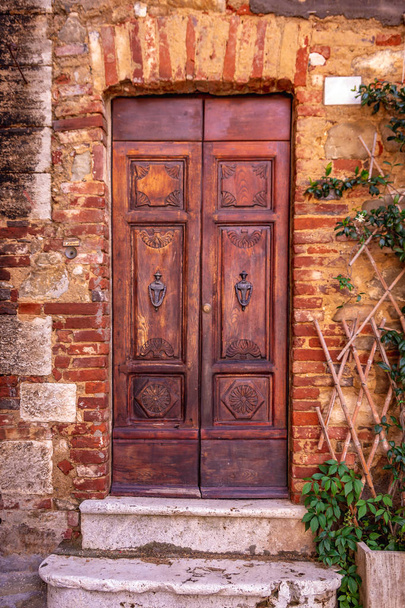 Vintage brązowe drzwi drewniane w Toskanii, Włochy. - Zdjęcie, obraz
