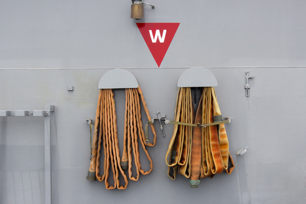 Tuyau d'incendie suspendu sur le côté d'un navire
. - Photo, image