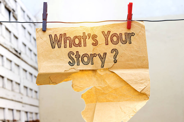 starý poškozeny odtrhnout obálku s tím, co je váš příběh? podržte na prádelní šňůru - Fotografie, Obrázek