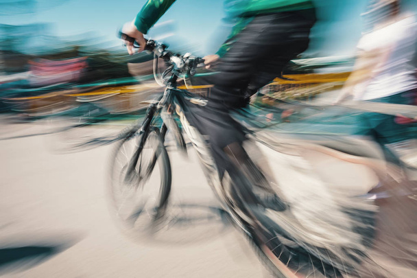 ciclista na estrada da cidade
 - Foto, Imagem