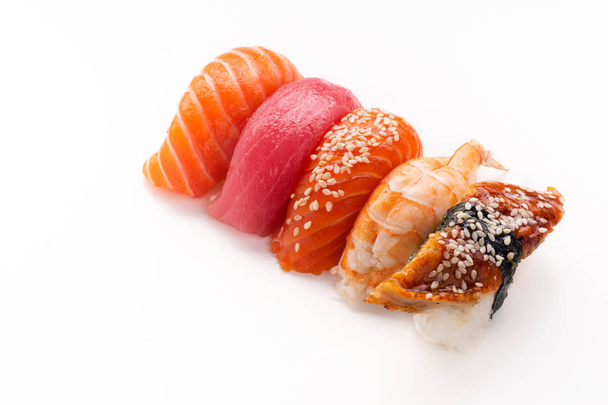 Layout criativo com vários sushi com enguia, camarão, salmão e atum no fundo branco
 - Foto, Imagem