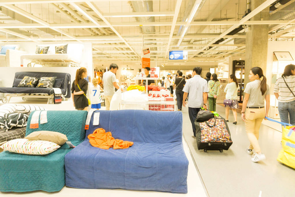 Rozmazaný lidé nakupování nábytek domácí dekorace v obchodě - Fotografie, Obrázek