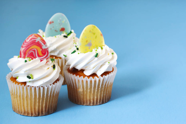 Easter vanilla cupcakes on blue background - Foto, immagini