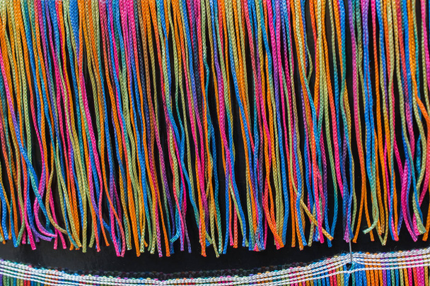 Sok-sok színes fonott vonósok, a kijelzőn - Fotó, kép