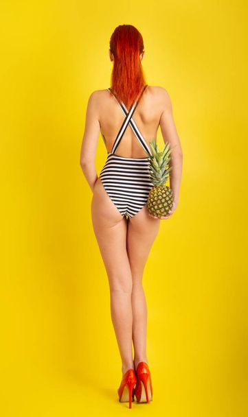 Girl With Pineapple - Foto, imagen