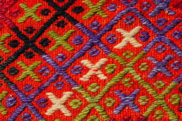 Χειροποίητο χαλί και κουβέρτες από παραδοσιακούς τύπους - Φωτογραφία, εικόνα