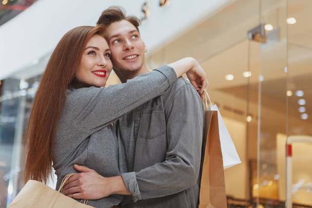 Прекрасна молода пара купує в торговому центрі разом
 - Фото, зображення