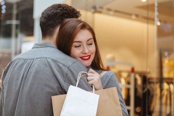Schönes junges Paar shoppt gemeinsam im Einkaufszentrum - Foto, Bild