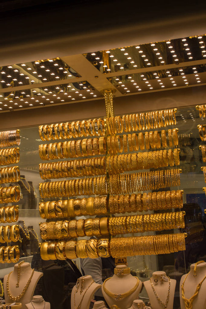 Exibição loja de dezenas de pulseiras de ouro
 - Foto, Imagem