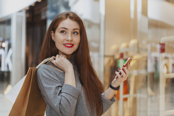 Schöne Frau genießt Einkaufsbummel im Einkaufszentrum - Foto, Bild