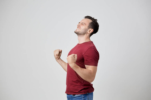 Delighted man in the burgundy t-shirt - Fotografie, Obrázek