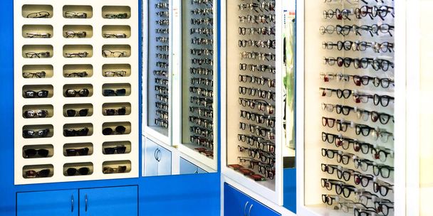 Shop glasses. Stand with glasses in the history of optics. Large selection of different glasses. - Foto, Bild