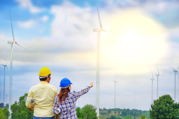 Une équipe d'ingénieurs masculins et féminins développent ensemble l'énergie éolienne
  - Photo, image