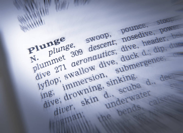 Thesaurus pagina in close-up met de definitie van het woord Plunge - Foto, afbeelding