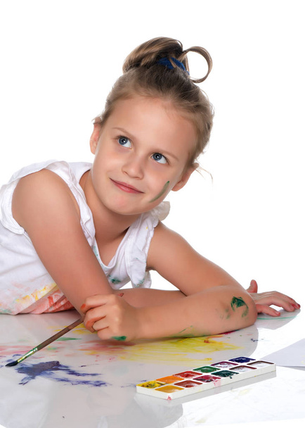 A little girl draws paints on her body - Foto, Imagen