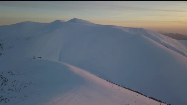 Luftaufnahme der Berge zur Wintersaison  - Filmmaterial, Video