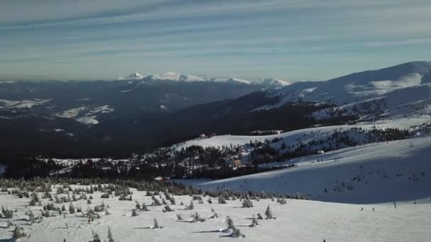 vista aerea di montagne e colline durante la stagione invernale
  - Filmati, video