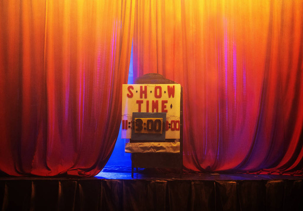 Roter Vorhang auf leerer Bühne  - Foto, Bild