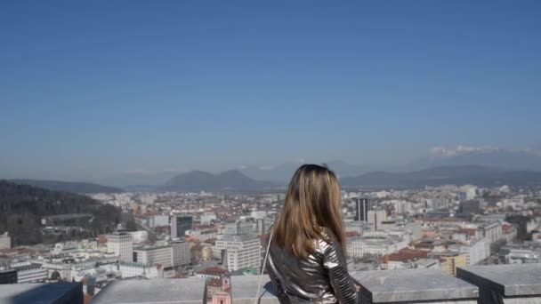 Video van een jonge vrouw op de kasteeltoren Ljubljana - Video