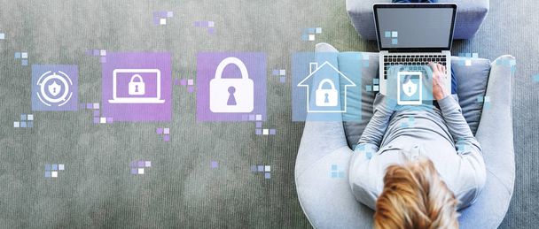 Seguridad cibernética con el hombre usando un ordenador portátil
 - Foto, Imagen