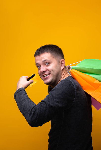 Foto di uomo con carta di credito e shopping bag multicolore
 - Foto, immagini
