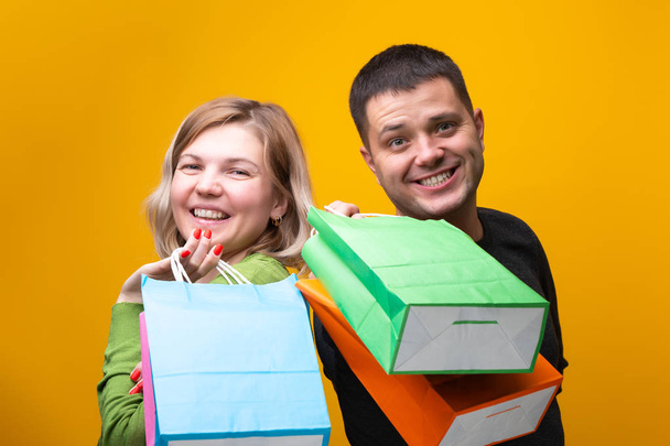 Fotografie muže a ženy s pestrobarevným nákupní tašky - Fotografie, Obrázek