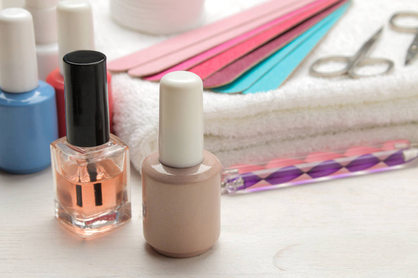 Manicure. nagel poetsmiddelen en diverse accessoires en hulpmiddelen voor manicure op een witte houten tafel - Foto, afbeelding