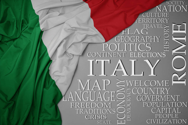 hullámzó színes nemzeti zászló Olaszország ország fontos szóból egy szürke háttér - Fotó, kép