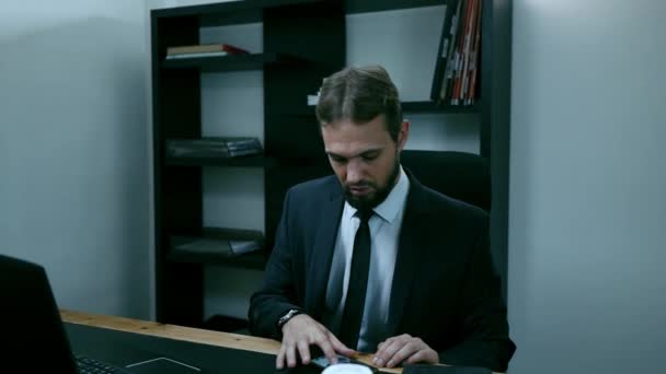 aggressive businessman looks into the phone and swears in the office, slow motion. - Séquence, vidéo