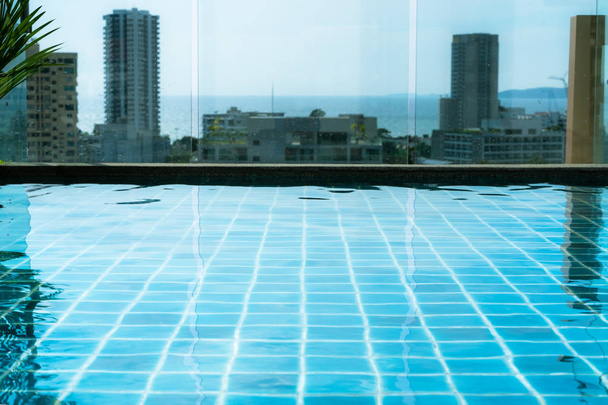 Une piscine qui est construite sur le toit du bâtiment
 - Photo, image