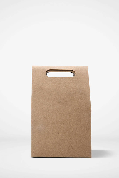  Kraft bolsa de papel mofa para la marca aislada en blanco
. - Foto, imagen