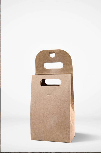  Kraft bolsa de papel mofa para la marca aislada en blanco
. - Foto, Imagen