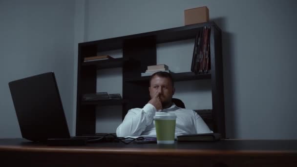 hombre de negocios barbudo en la oficina en el ordenador se mete la nariz y se apresura a los gnarls, el macho está aburrido y triste, cámara lenta
 - Metraje, vídeo