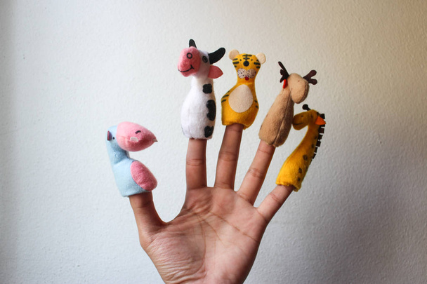 Männliche Hand mit tierischen Fingerpuppen - Foto, Bild