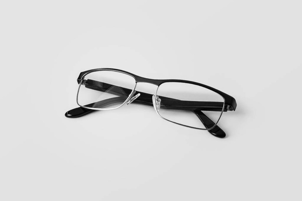 Óculos pretos isolados em fundo cinza macio
. - Foto, Imagem