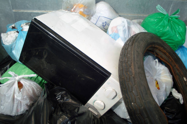 Eliminación indiferenciada de residuos en contenedores
. - Foto, imagen