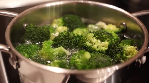Brócoli en cacerola en agua hirviendo, vista de cerca
 - Metraje, vídeo