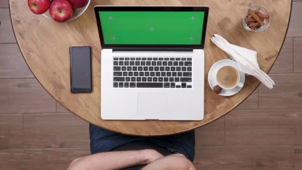 Erkek el atış belgili tanımlık değmek ve laptop klavye kullanarak - Video, Çekim