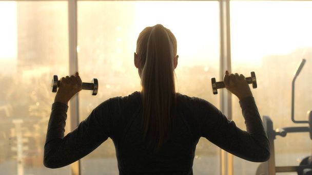 Женщина среднего возраста тренируется в спортзале
. - Фото, изображение