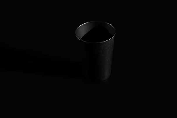 siyah kağıt cam siyah arka plan üzerine izole. bir bardak çay ya da kahve için - Fotoğraf, Görsel