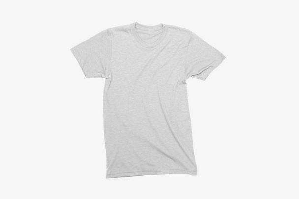 leere T-Shirts-Attrappen auf weichem grauen Hintergrund, Frontansicht. bereit, Ihr Design zu ersetzen. - Foto, Bild