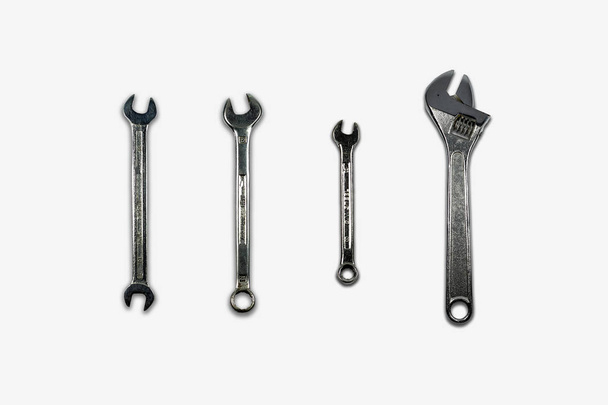 Chave, chave inglesa, chave de macaco, chave de parafuso, diversas ferramentas de chave no fundo cinza macio
. - Foto, Imagem