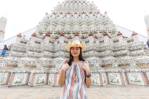 仏教の塔寺で楽しむ若い旅行者の女性 - 写真・画像