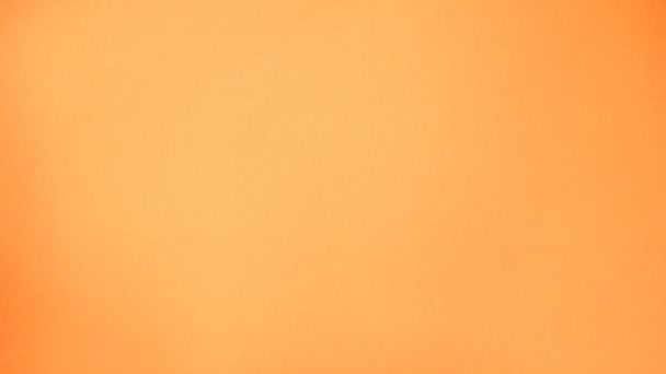Gestos de la mano pulgar hacia arriba. Mano de mujer con manicura roja mostrando pulgares hacia arriba sobre fondo naranja
. - Metraje, vídeo