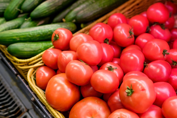 Tomate vermelho fresco e pepino verde na prateleira da loja
. - Foto, Imagem