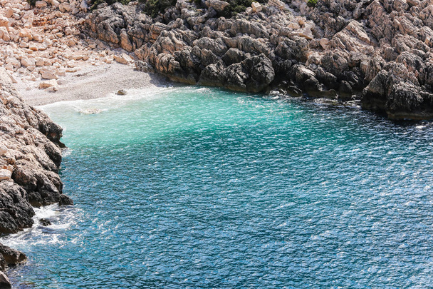 wyjście z morza na skalistym wybrzeżu między skały; wody na wybrzeżu jest przezroczysty - Zdjęcie, obraz