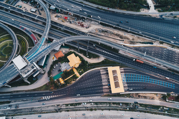 Kavşağa şehir yolu bakmak aşağı görünüm ile araba ve araç kul - Fotoğraf, Görsel
